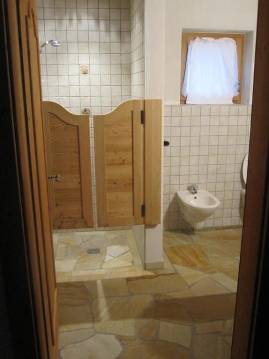 Zweites Badezimmer mit Naturstein-Dusche Mein Dörfl Alpenchalets