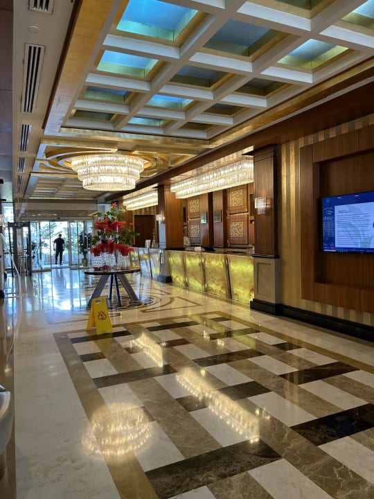 Lobby Crystal Family Comfort Collection