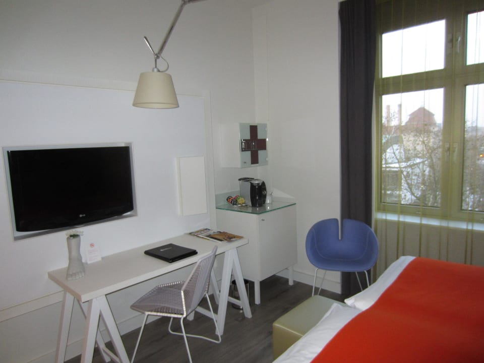 Fernseh- und Schreibtischbereich Hotel Indigo Berlin - Ku'damm