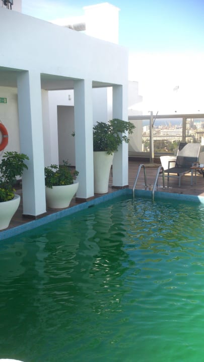 Terrasse schön-aber schmutziges Wasser Mövenpick Hotel Casablanca