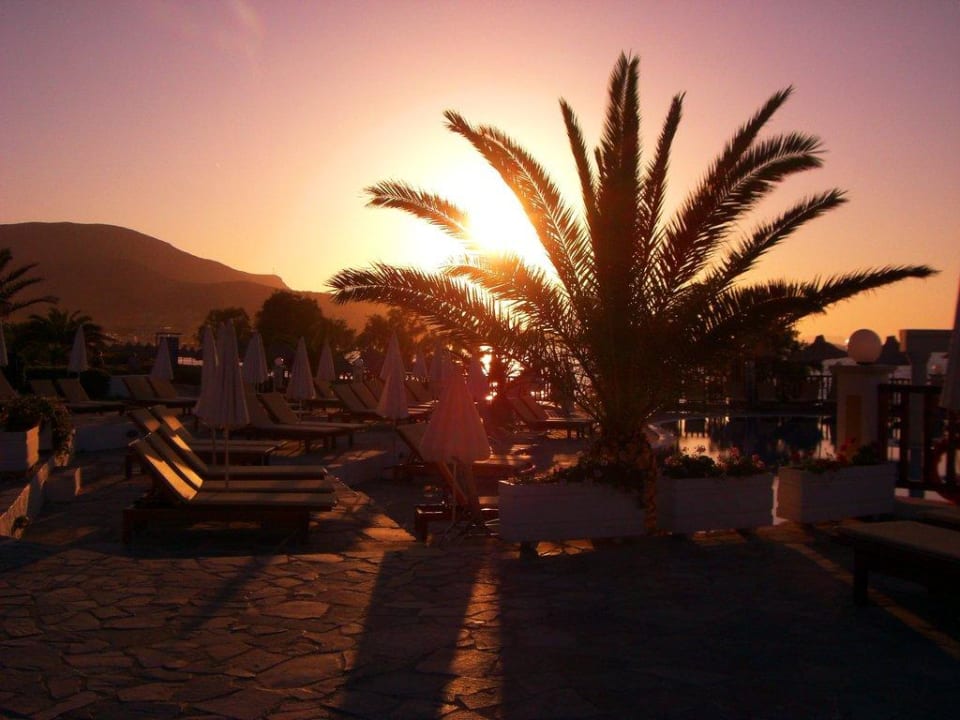 Sonnenuntergang Alexander Beach Hotel & Village Resort