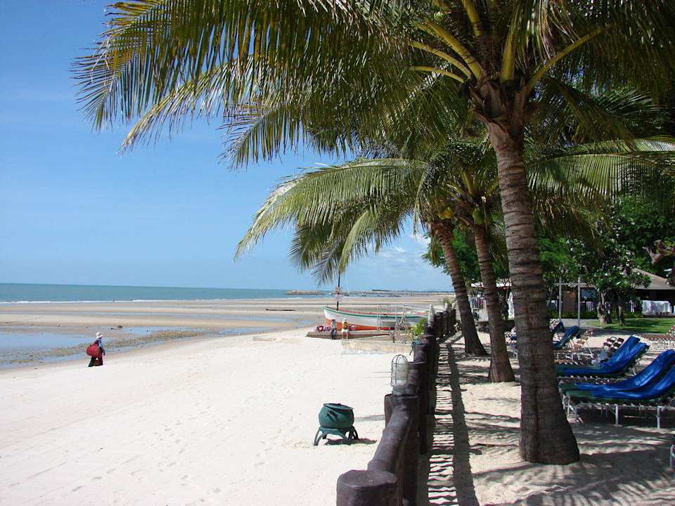 Strand rechts The Regent Cha Am Beach Resort