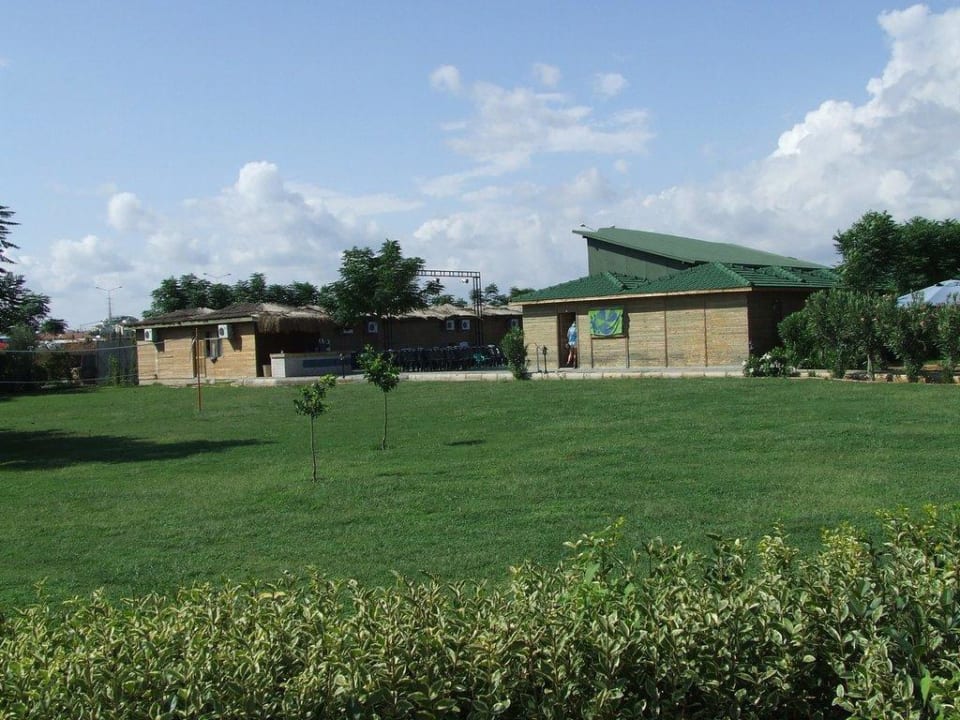 Blick auf den Bereich der Showbühne Can Garden Resort