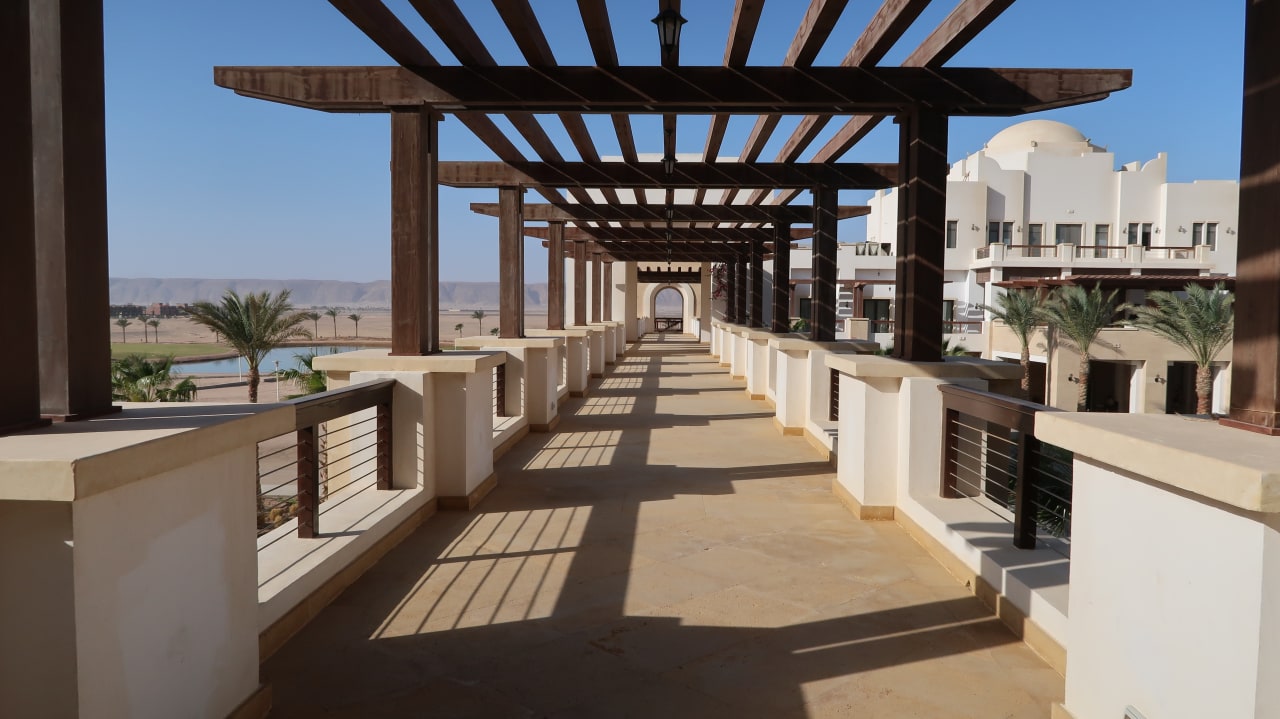 Gang zum Restaurant Ancient Sands Golf Resort