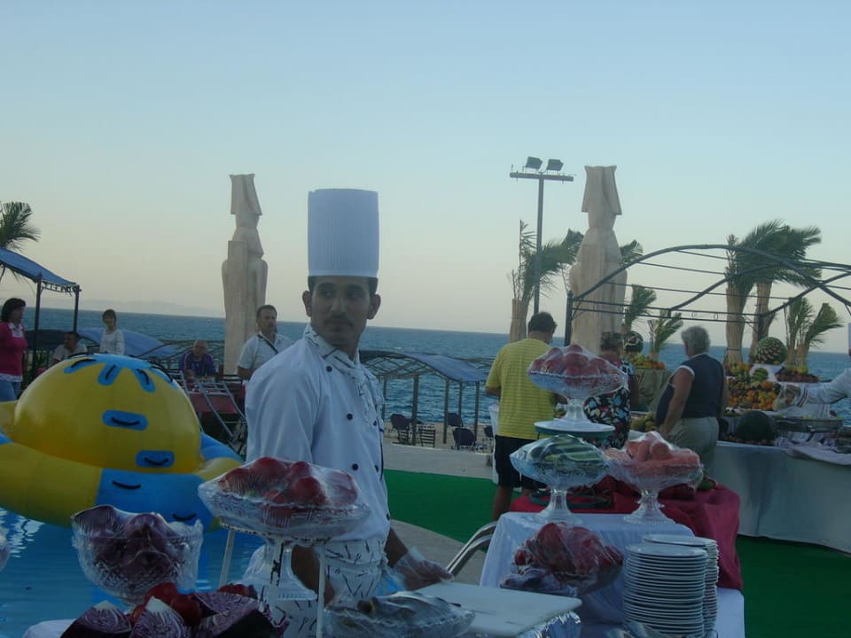 Kolacja przy basenie King Tut Resort