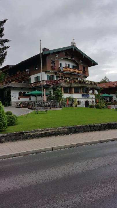 Von der Straße her Hotel Maier zum Kirschner