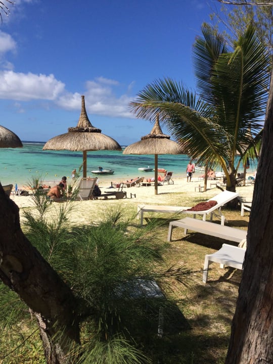 Sicht zum Strand vom Poolrestaurant Crystals Beach Resort Belle Mare, a member of Radisson Individuals
