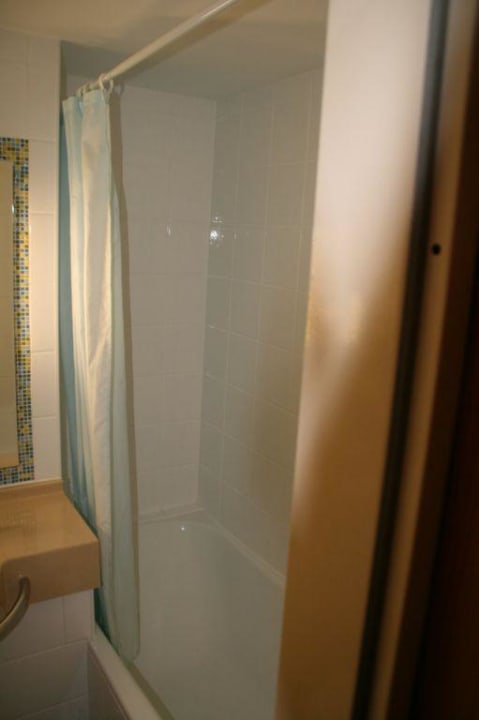 Blick auf die Dusche/Badewanne Mercure Hotel Garmisch Partenkirchen