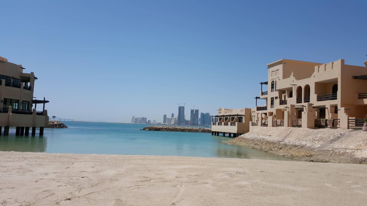 Gepflegter Hotelstrand  Novotel Bahrain Al Dana Resort