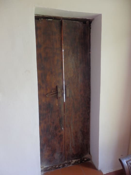 Zimmertür mit Insektendurchlass Hotel Tjampuhan