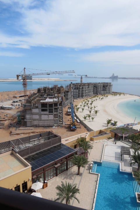 Restaurant Baustelle und Pool DoubleTree by Hilton Resort & Spa Marjan Island