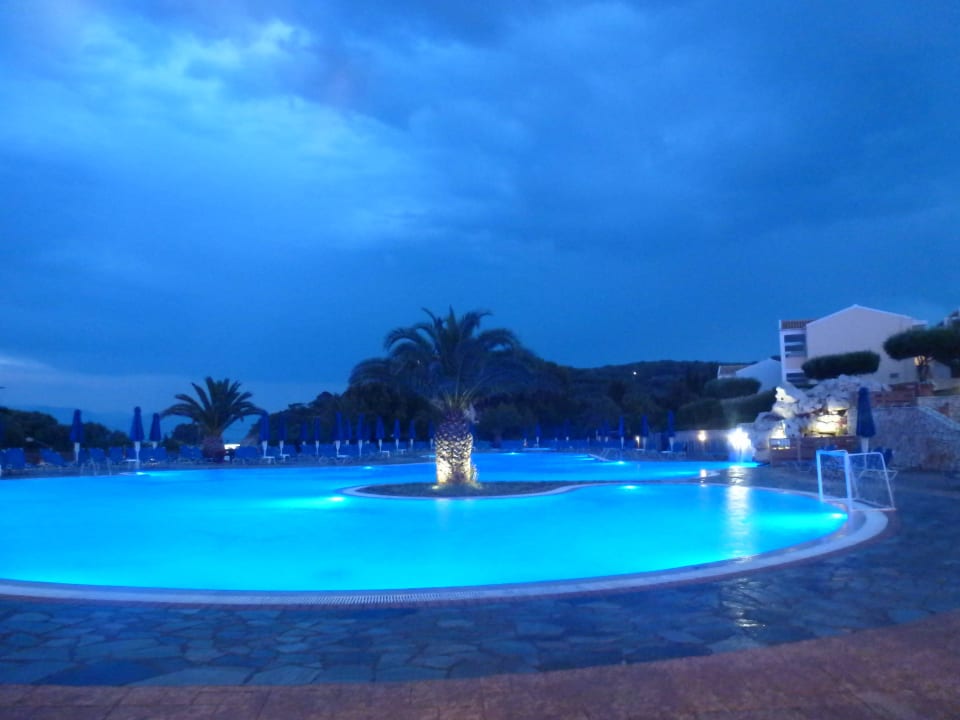 Basen nocą Hotel Mareblue Beach
