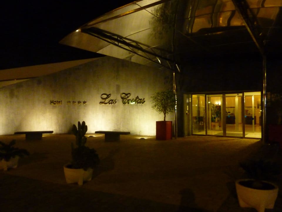 Haupteingang Hotel Las Costas bei Nacht Hotel Las Costas