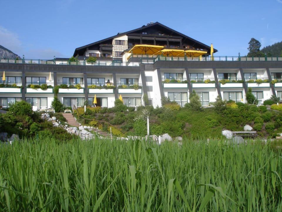 Blick auf die "Alm" vom Badesee Übergossene Alm Resort