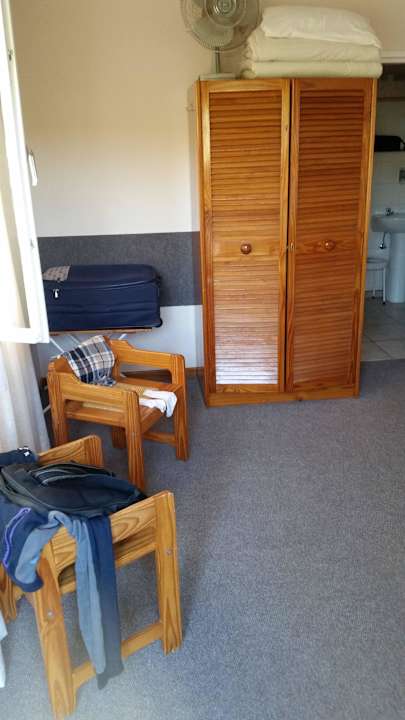 Kleiderschrank und Sitzecke Hotel Pension d'Avignon
