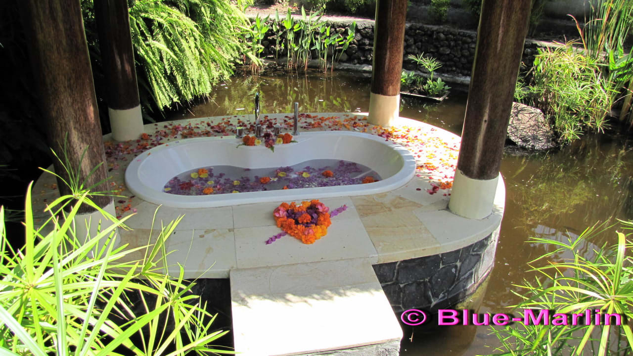 Bad für Honeymooner im SPA Alam Batu Beach Bungalow Resort