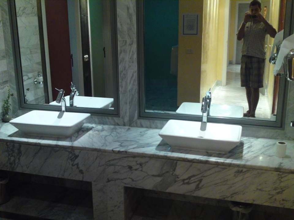 Łazienki przy recepcji Eden Club