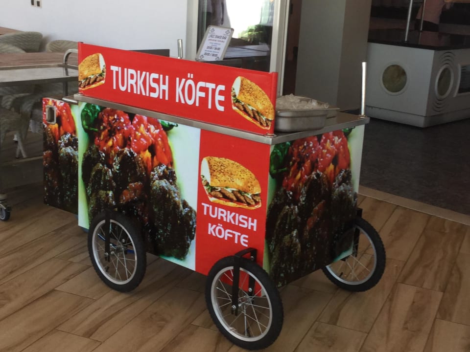 Expresswagen Azura Deluxe Resort & Spa Hotel