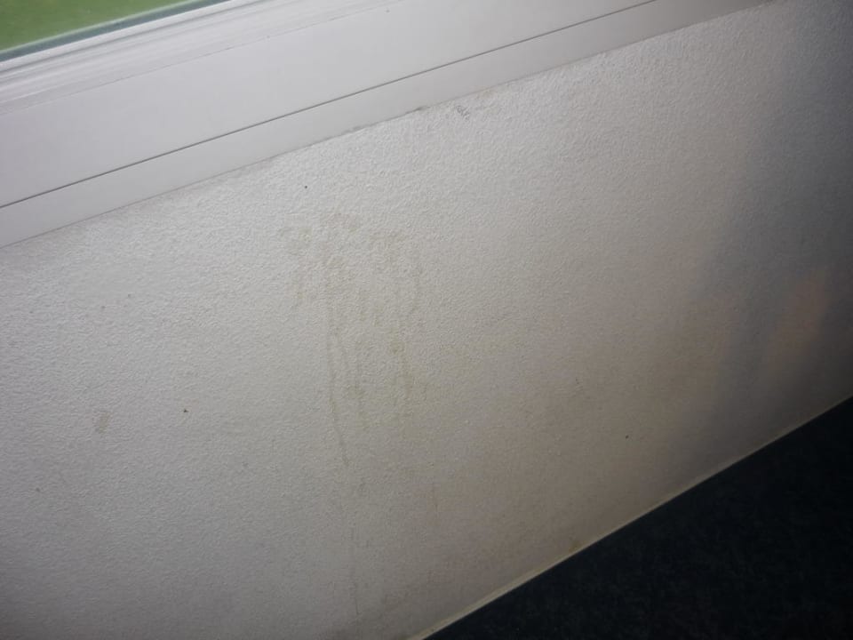 Tâches sur le mur de la fenêtre B&B Hôtel Marne-la-Vallée