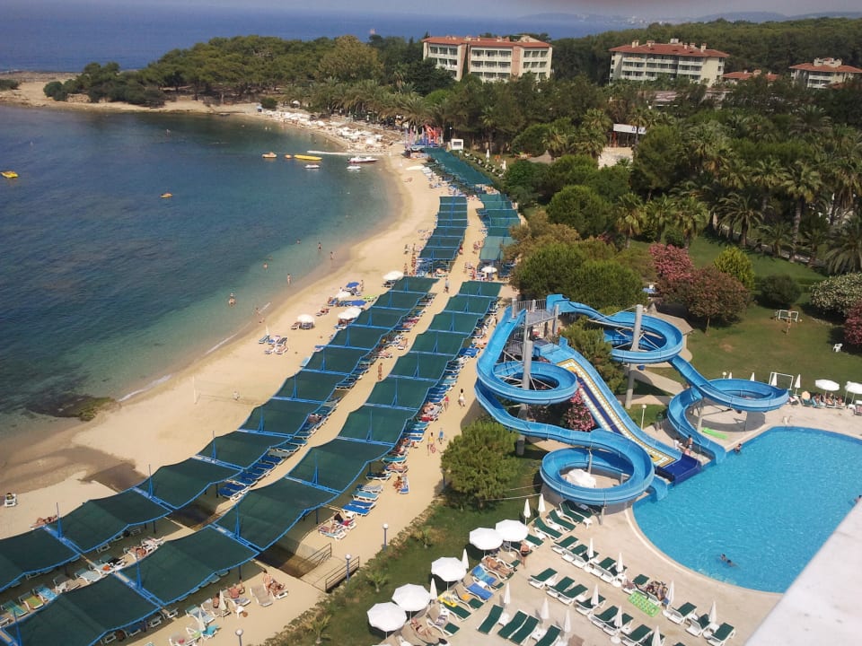 Strand mit Rutschenanlage vom Dach aus fotografiert Özkaymak Select Resort Hotel