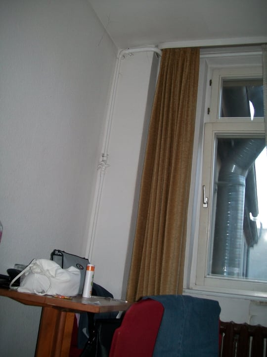 Überall hängen Spinngewebe. Hotel Berlin Märkischer Hof am Tacheles