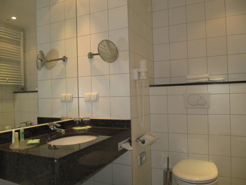 Badezimmer mit WC Courtyard by Marriott Munich City Center