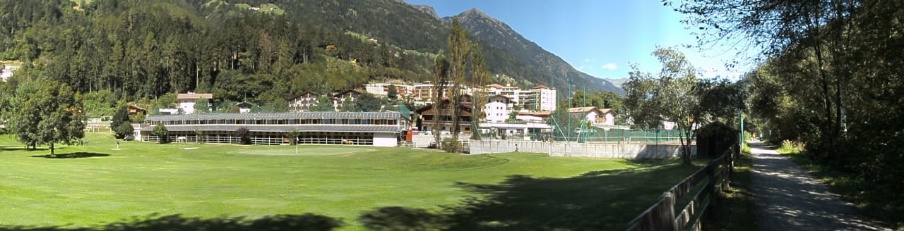 Ansicht vom Golfplatz Quellenhof Luxury Resort Passeier