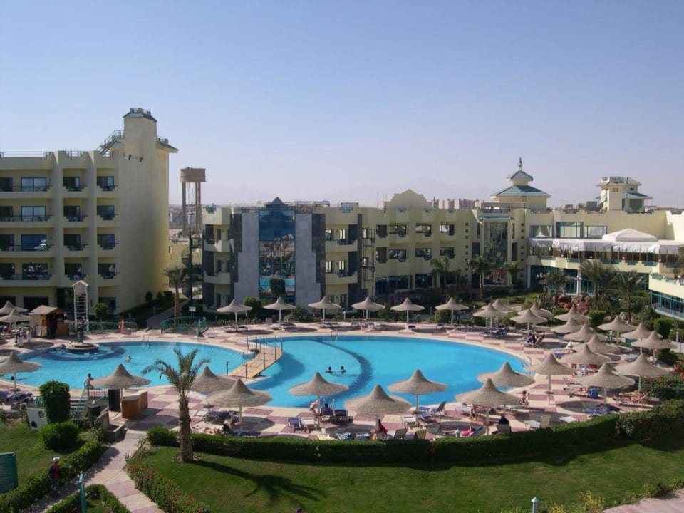 Blick auf den Pool Moreno Horizon Spa & Resort