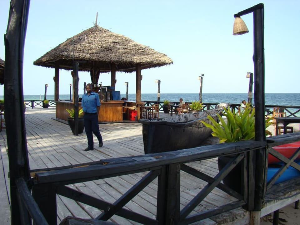 Widok na taras ze schodów prowadzących na plażę Kilifi Bay Beach Resort