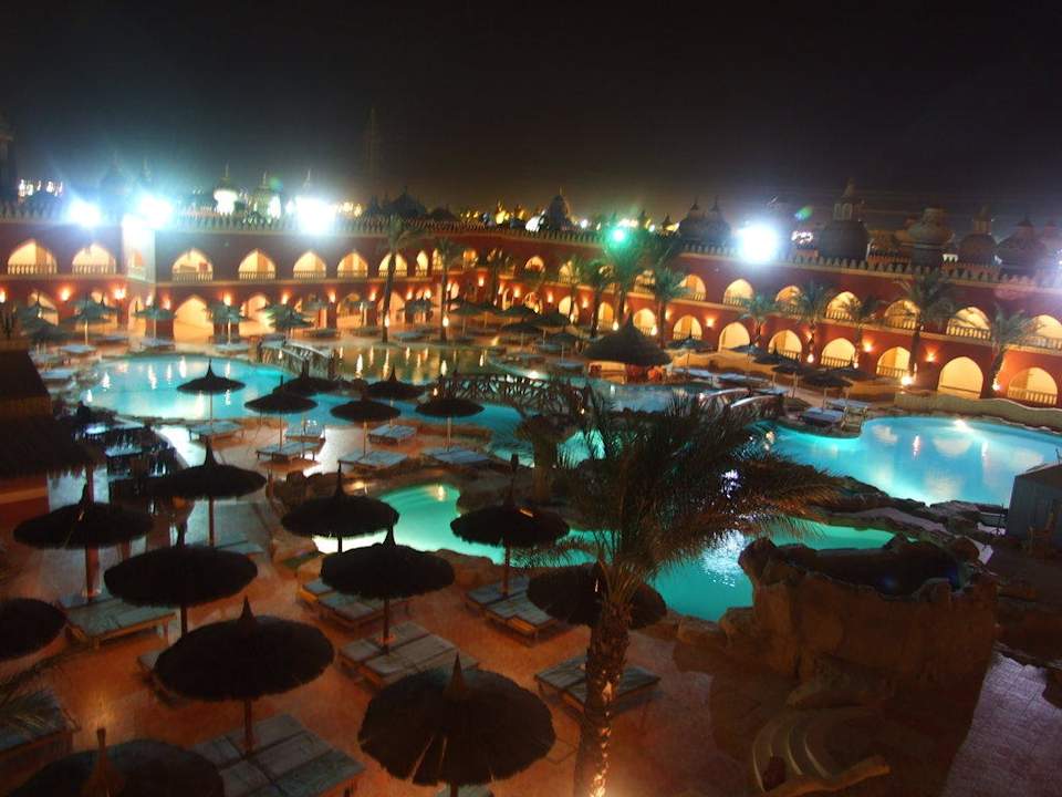 Duży basen wieczorem Pickalbatros Alf Leila Wa Leila Resort - Neverland Hurghada