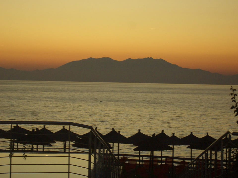 Abends am Pool Istion Club & Spa