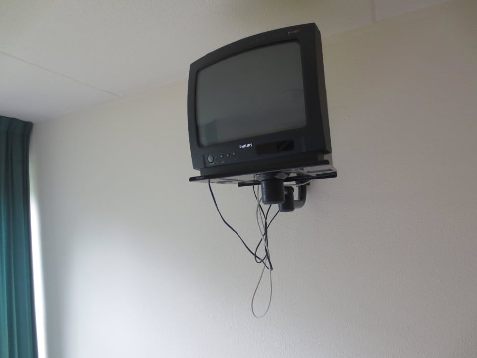 Alter Fernseher mit Kabelgewirr Roompot Noordzee Residence De Banjaard