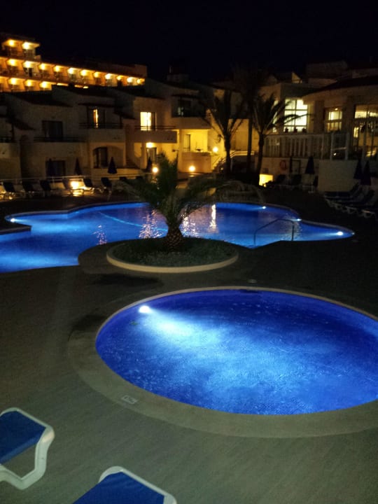 Pool abends Parque Nereida Suites Hotel