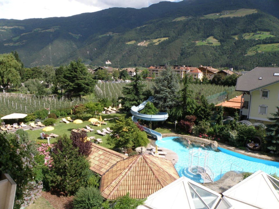 Aussicht vom Zimmer zur Pool-Anlage Feldhof DolceVita Resort