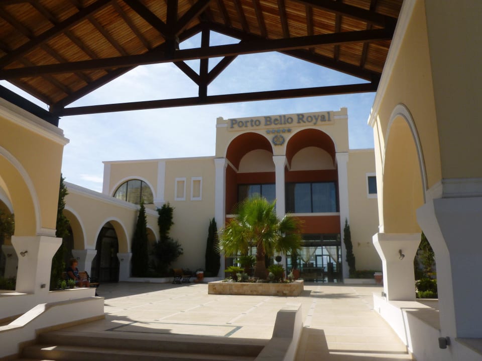 Entrée de l'hôtel Porto Bello Royal