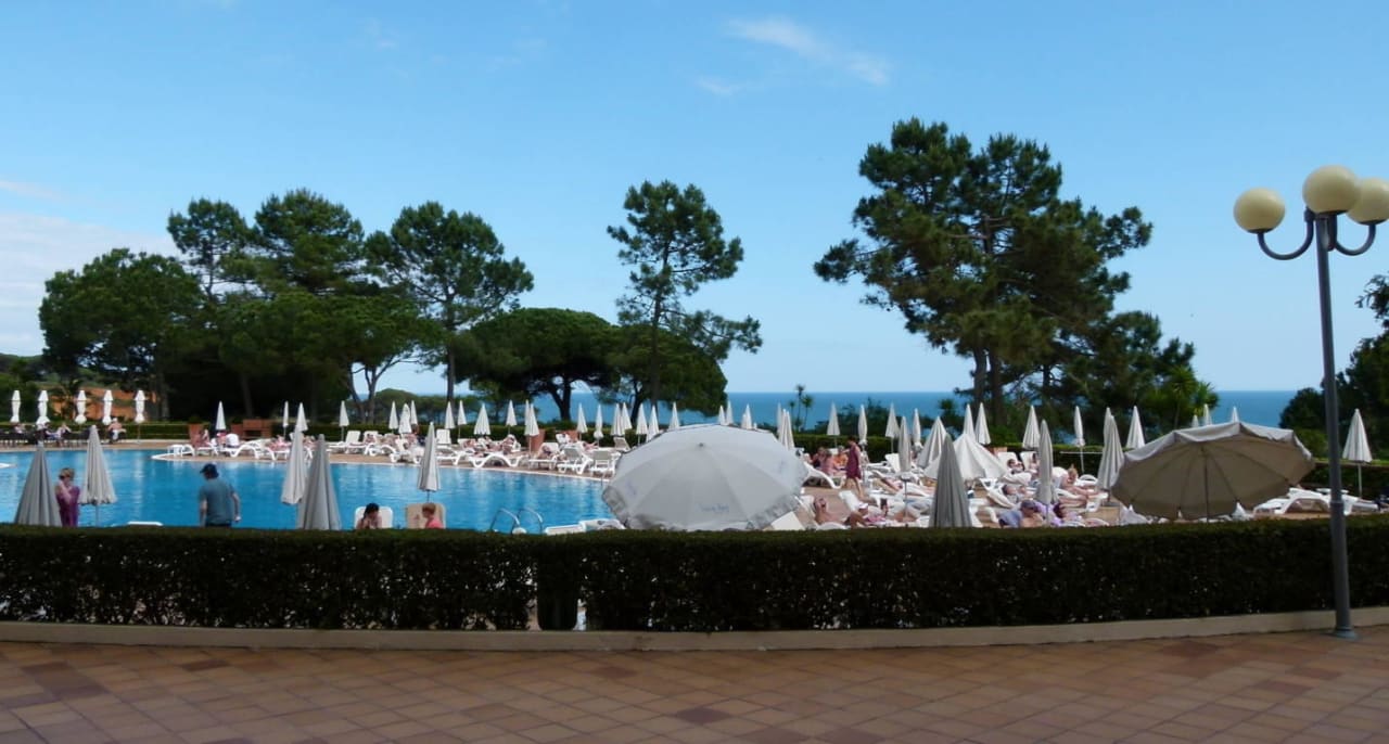 Es wurden auch am Pool Getränke serviert PortoBay Falésia