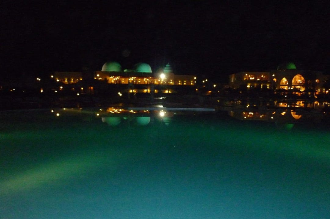 Piscine de nuit Hotel Gorgonia Beach Resort