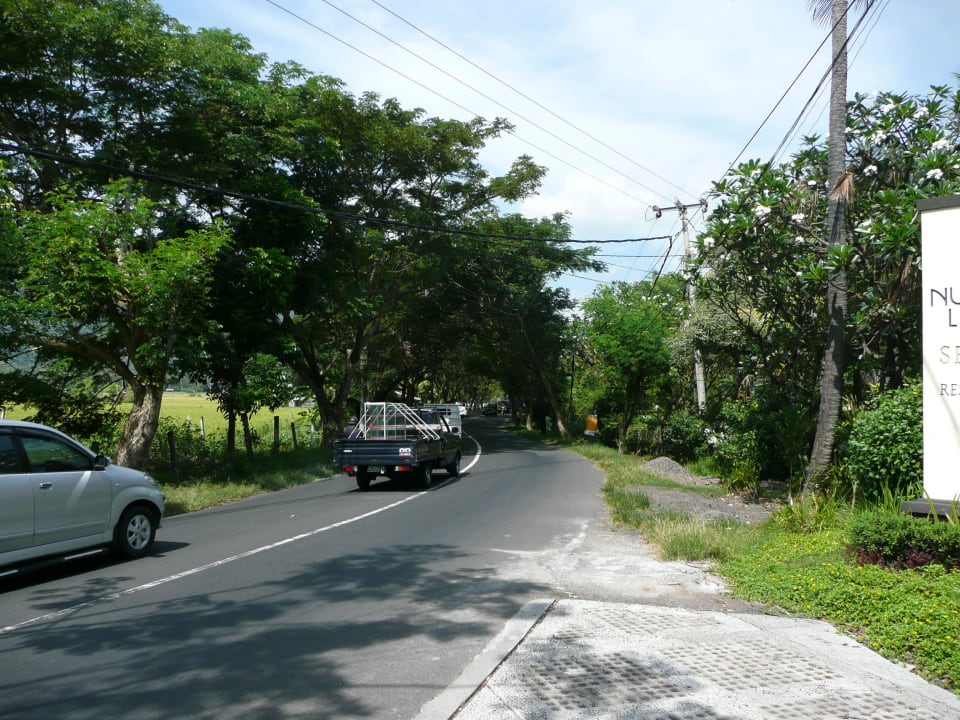 Straße vorm Hotel Hotel Nugraha Lovina Seaview Resort & Spa