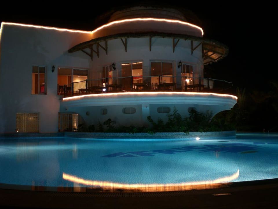 Relaxpool bei Nacht TUI MAGIC LIFE Africana