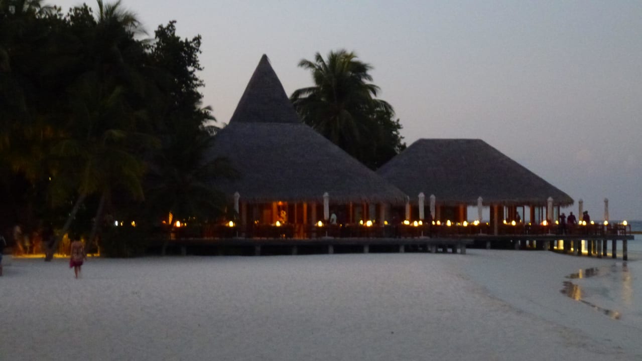 Blick von der Mainbar zum Restaurant Veligandu Maldives Resort Island