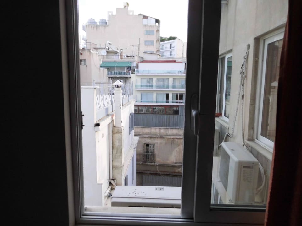 Statt Balkon - Hinterhof mit Geräuschkulisse Apollo Hotel