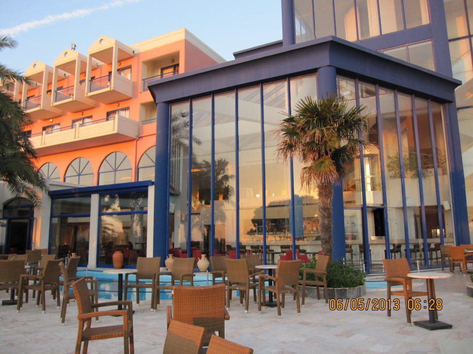 Sitzmöglichkeiten draußen. Kresten Palace Hotel