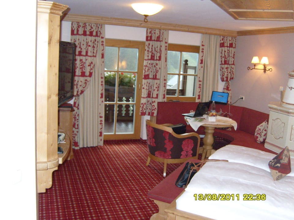 Sitzecke mit (elektrischem) Kaminofen Hotel Alpin Spa Tuxerhof