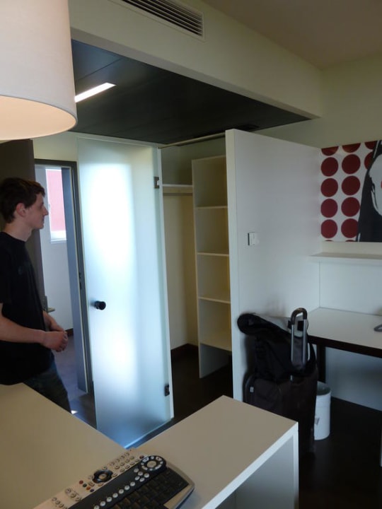 Kleiderschrank Hotel Harry's Home Linz