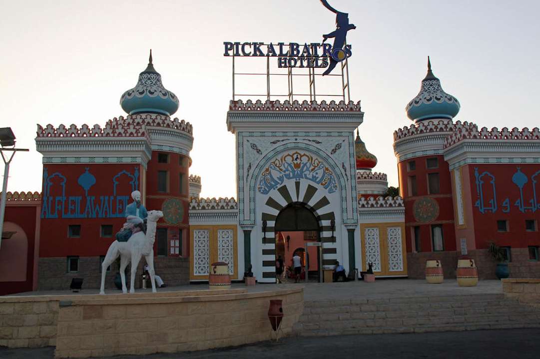 Eingang ins Hotel Pickalbatros Alf Leila Wa Leila Resort - Neverland Hurghada