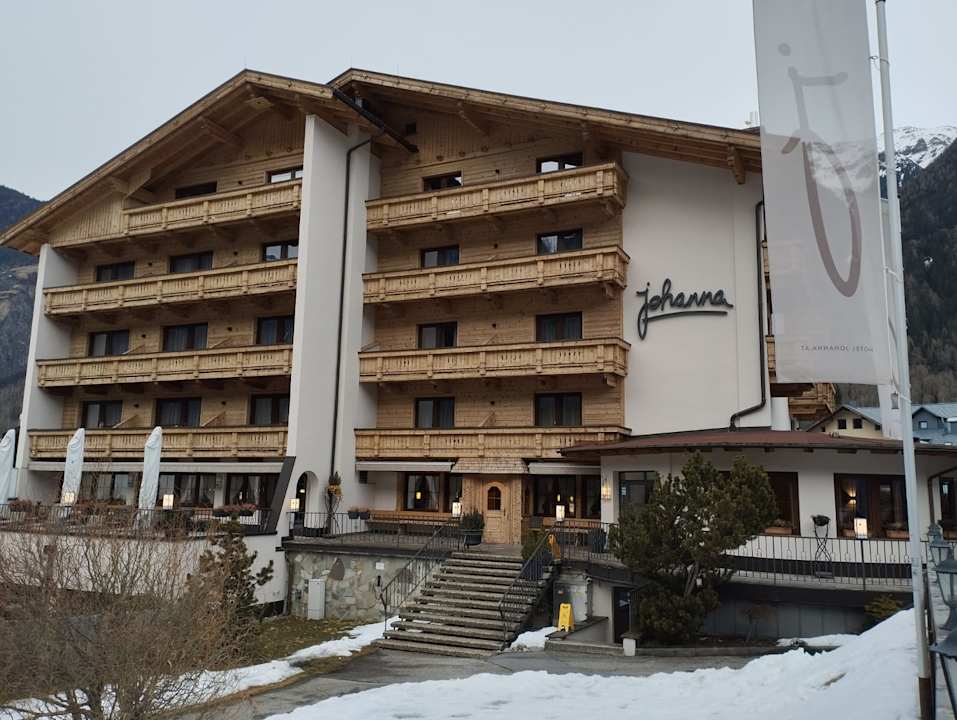Außenansicht Hotel Johanna mitten im Ötztal