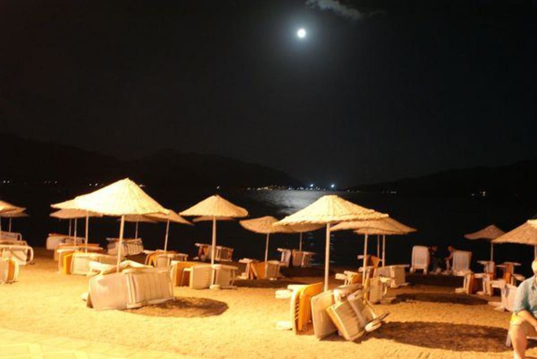 Plaża po zmroku Hotel Sesin