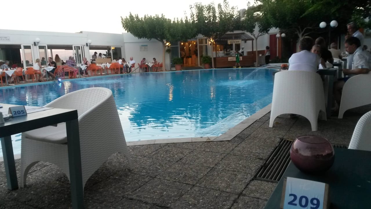 Auch eine Möglichkeit zu frühstücken Hotel Corissia Princess