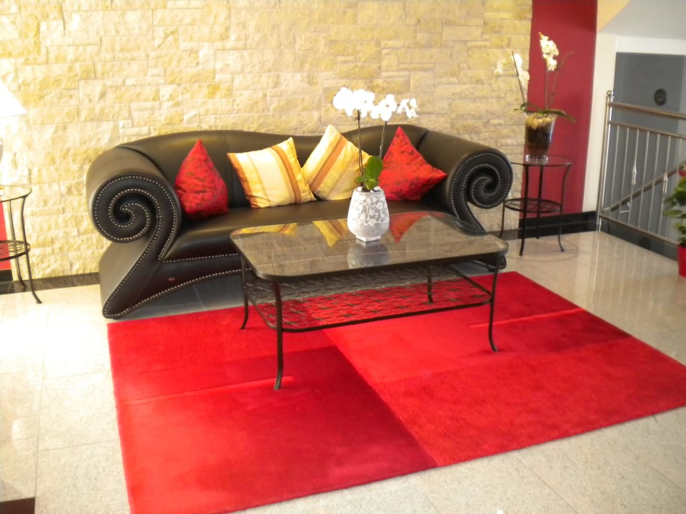 Tolle Couch im Eingang Landhotel Zur Jurahöhe / Juraschlössl