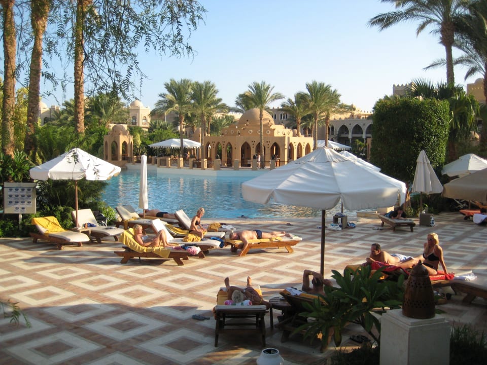 Mit Sonnenschirme und Liegen Makadi Palace